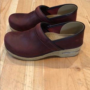 Dansko Professional Oiled Red Wood Grain Clog 40